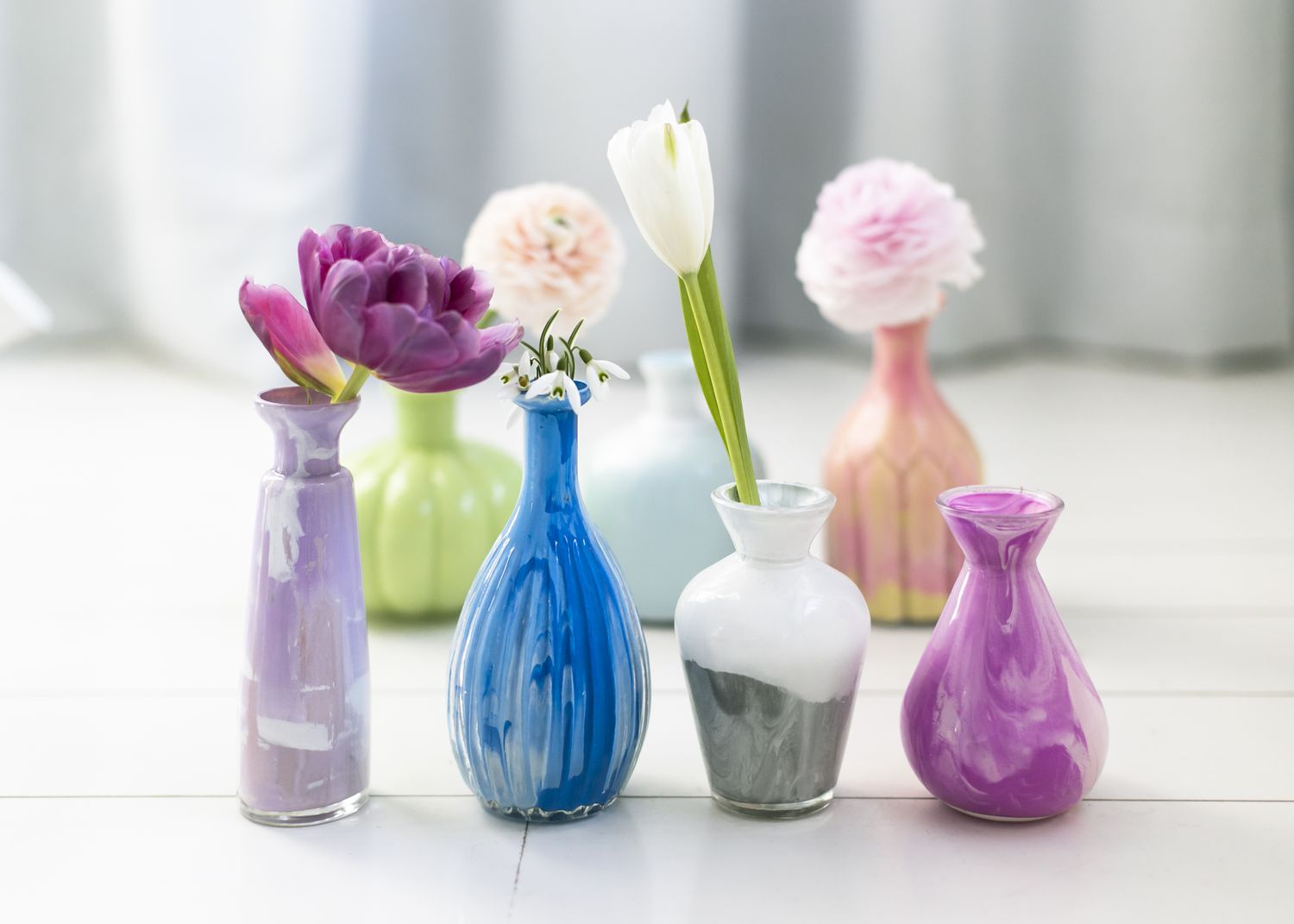 10 Easy DIY Vases To Show Off Your Summe...